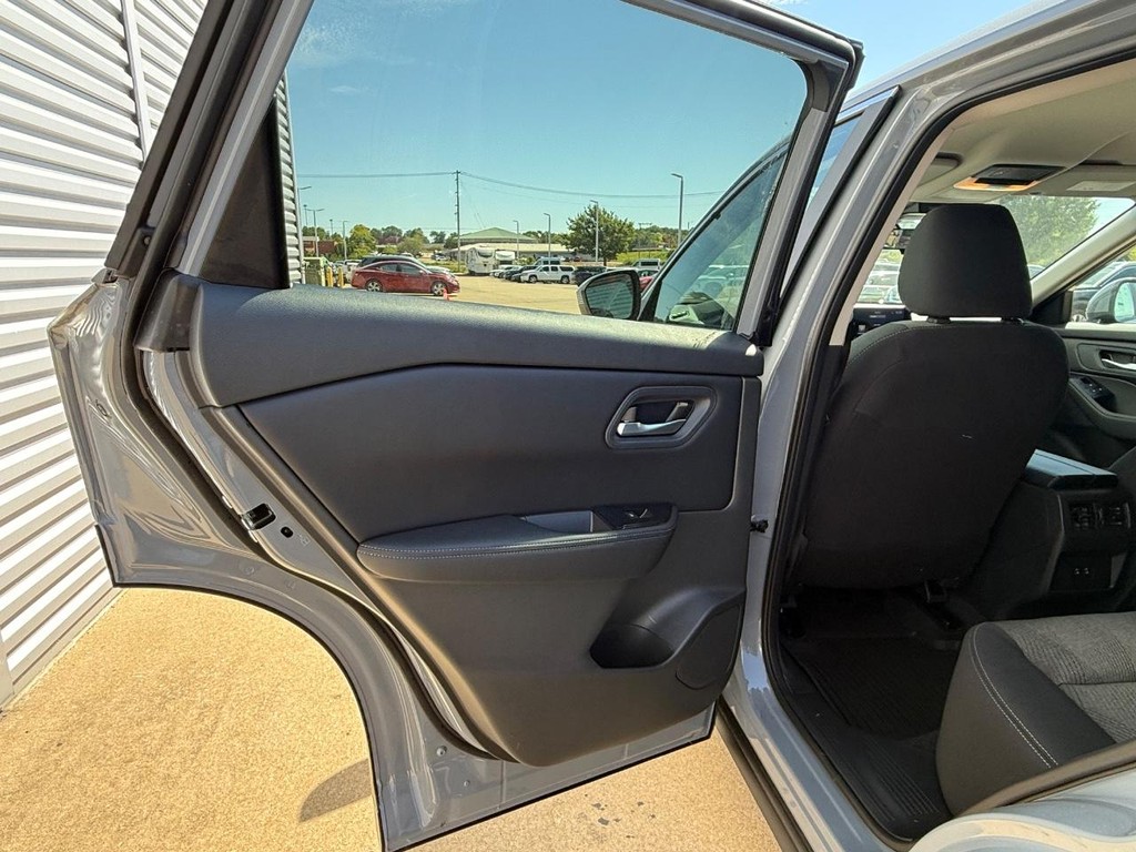 Nissan Rogue Vehicle Full-screen Gallery Image 14