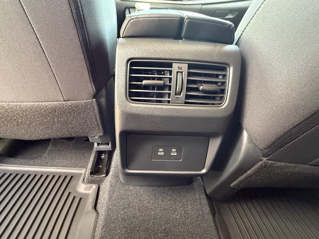 Nissan Rogue Vehicle Full-screen Gallery Image 15