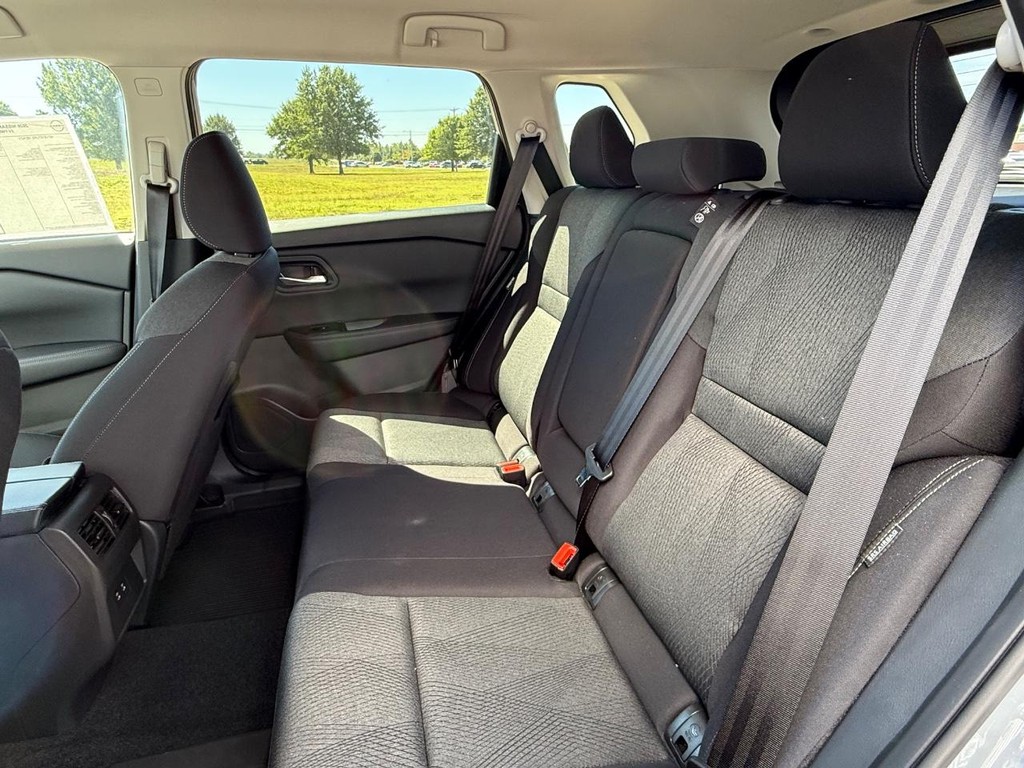 Nissan Rogue Vehicle Full-screen Gallery Image 17