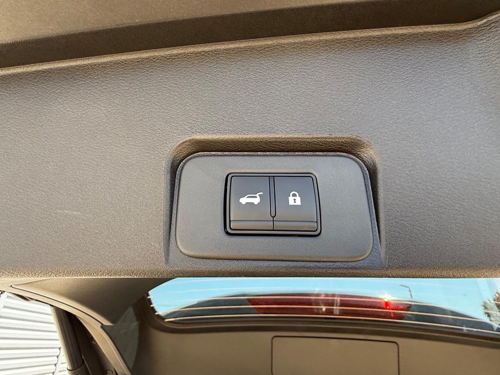 Nissan Rogue Vehicle Full-screen Gallery Image 18