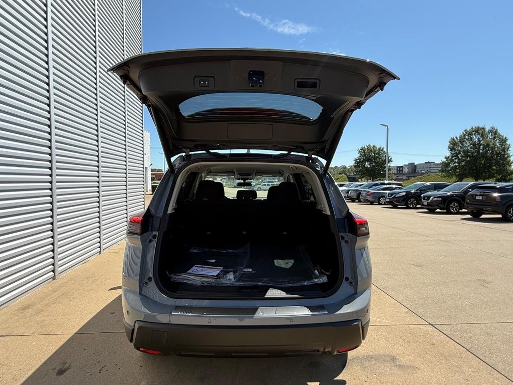 Nissan Rogue Vehicle Full-screen Gallery Image 19