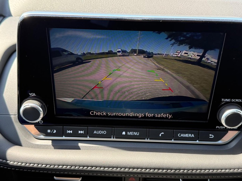 Nissan Rogue Vehicle Full-screen Gallery Image 02