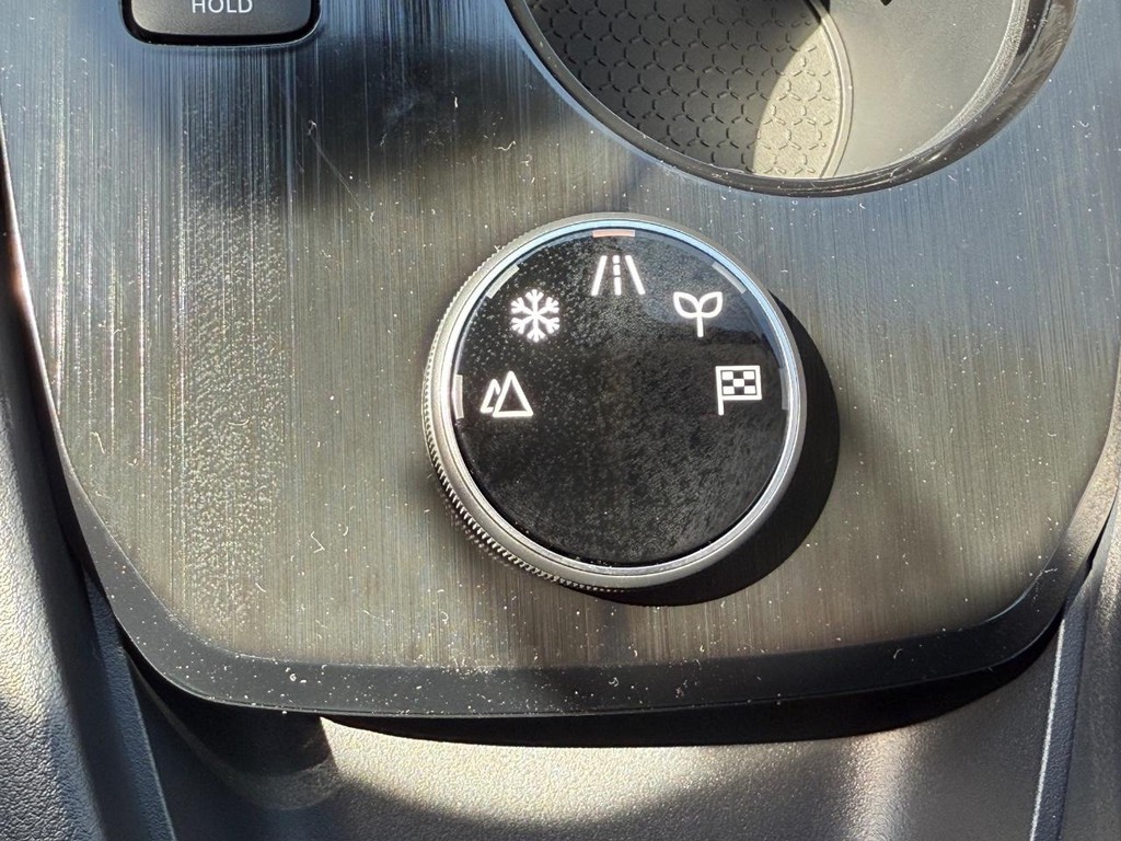 Nissan Rogue Vehicle Full-screen Gallery Image 03