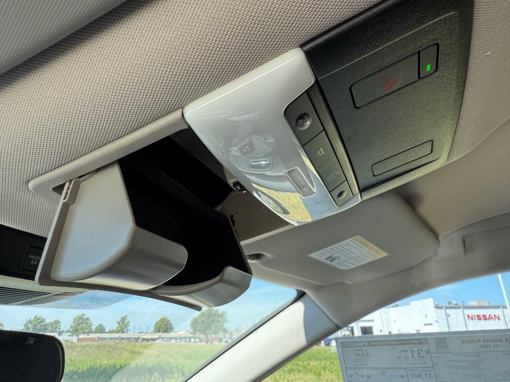 Nissan Rogue Vehicle Full-screen Gallery Image 05