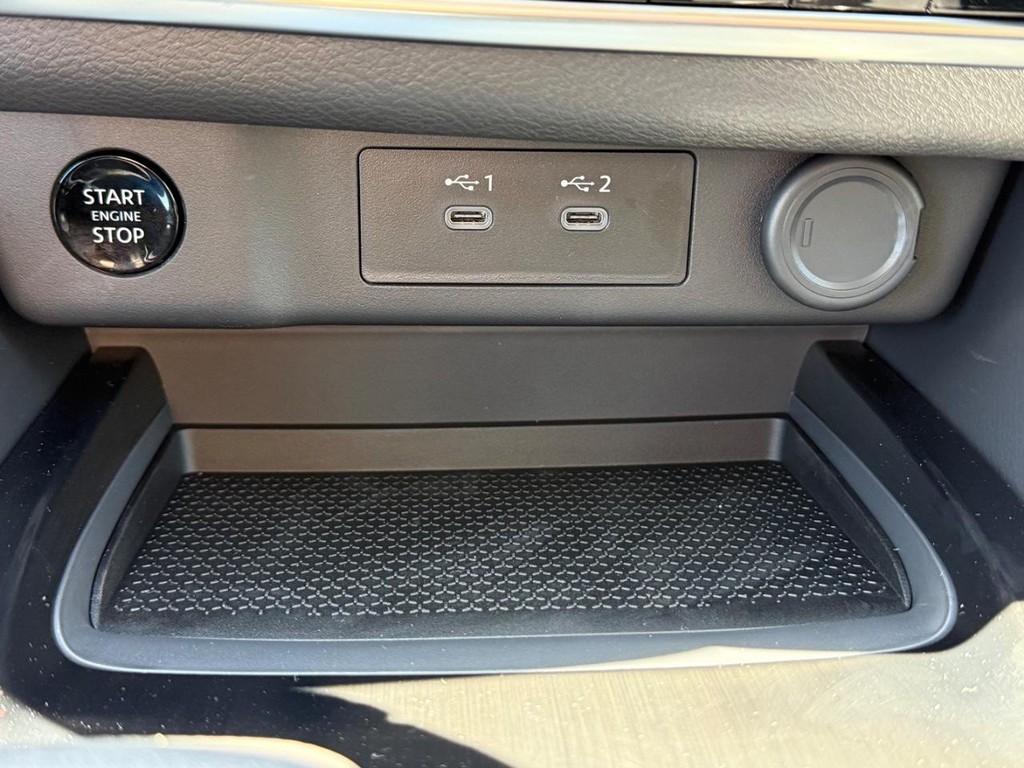 Nissan Rogue Vehicle Full-screen Gallery Image 06