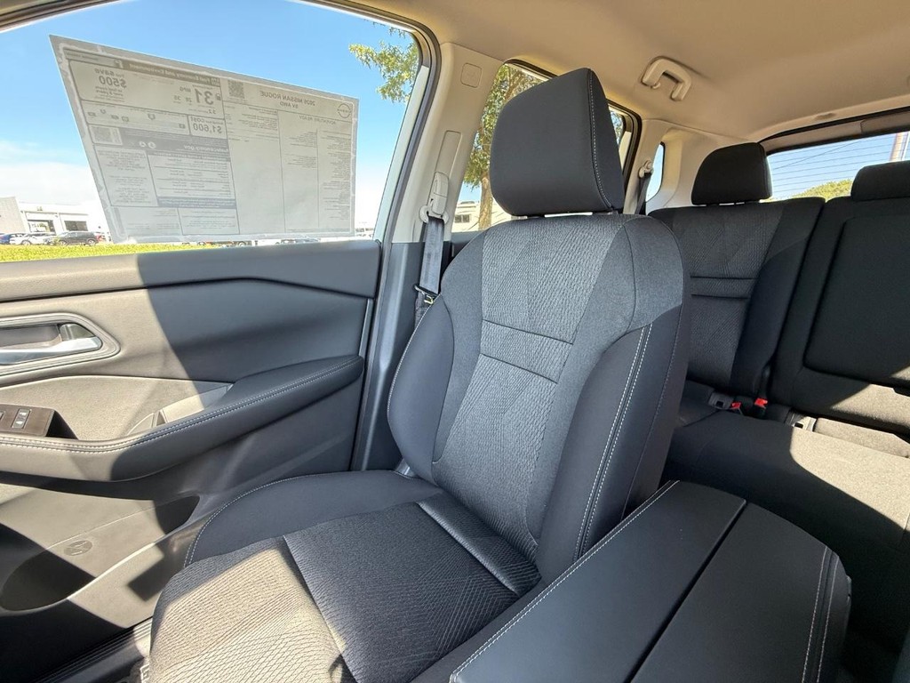 Nissan Rogue Vehicle Full-screen Gallery Image 07