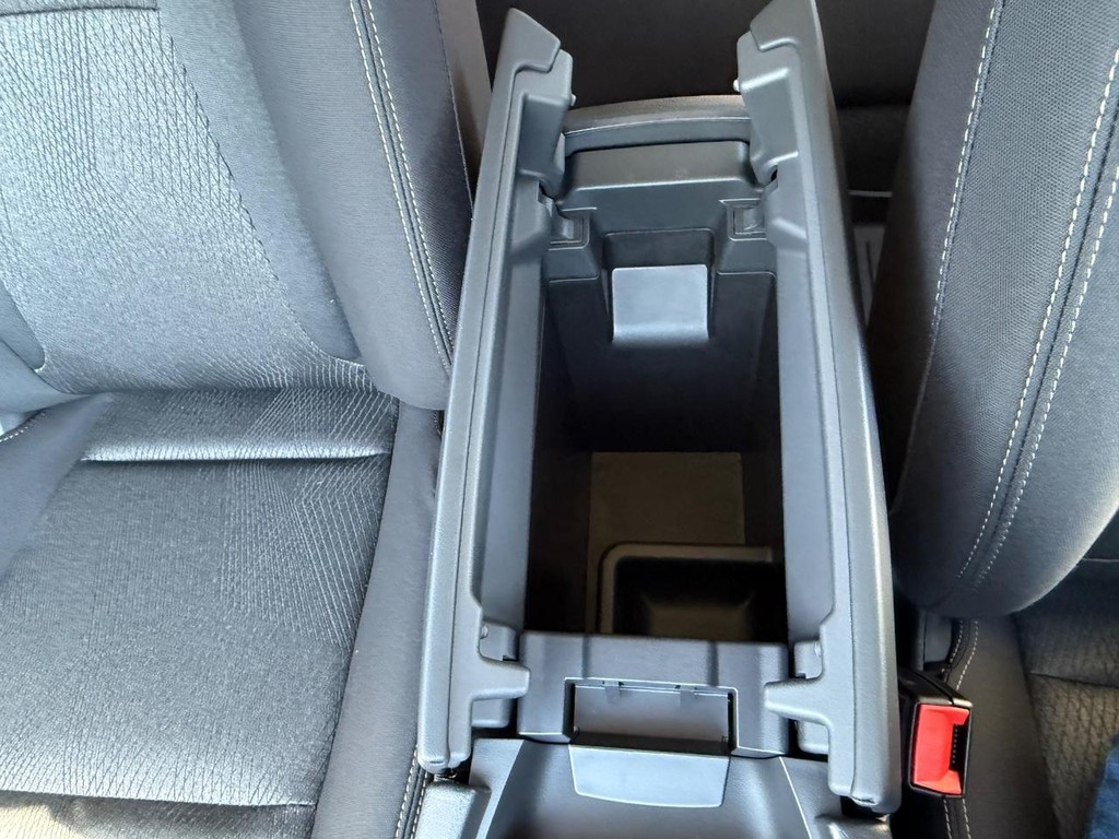 Nissan Rogue Vehicle Full-screen Gallery Image 08