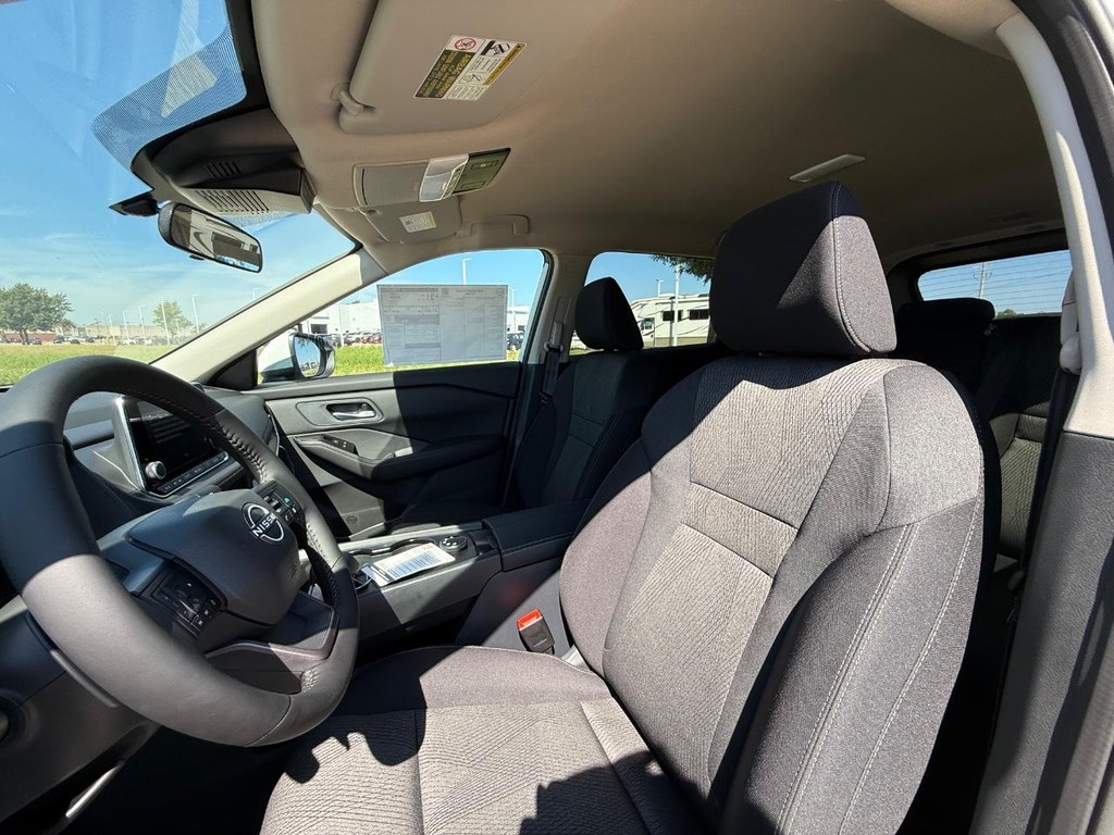 Nissan Rogue Vehicle Full-screen Gallery Image 14