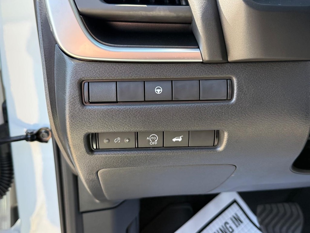 Nissan Rogue Vehicle Full-screen Gallery Image 15