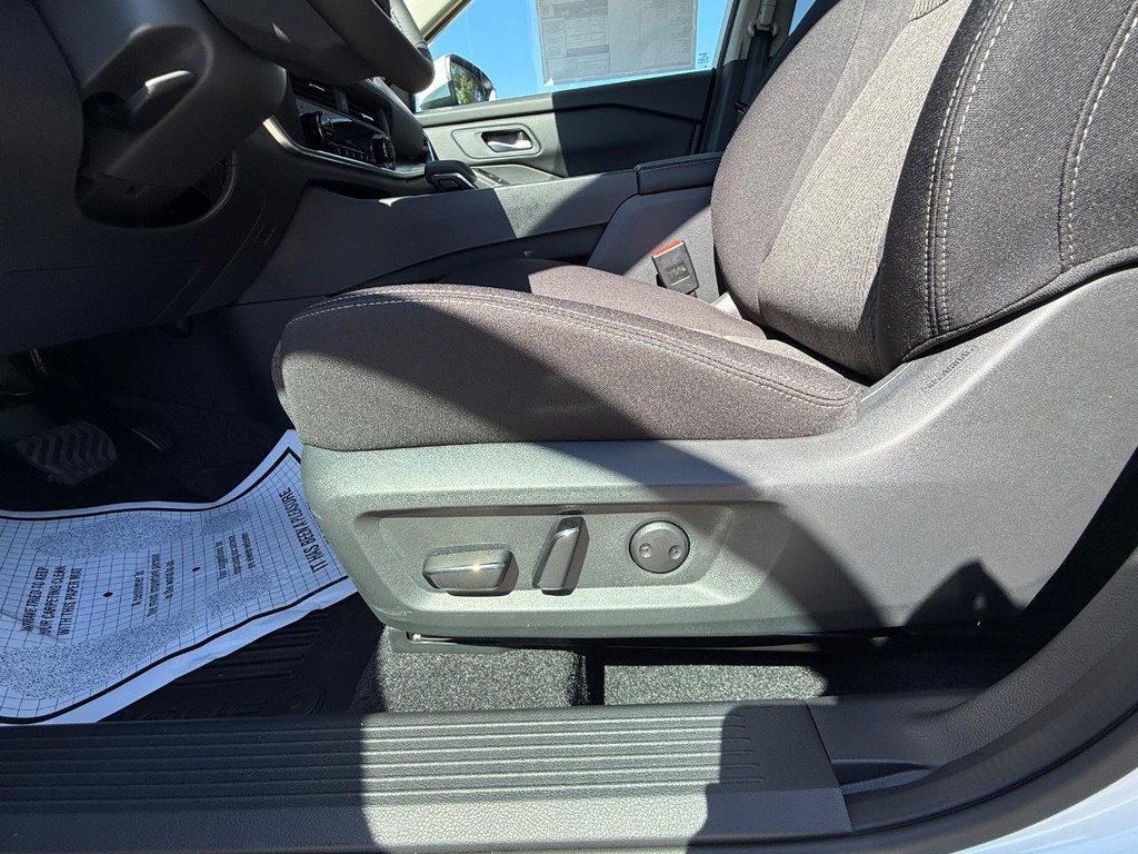 Nissan Rogue Vehicle Full-screen Gallery Image 16