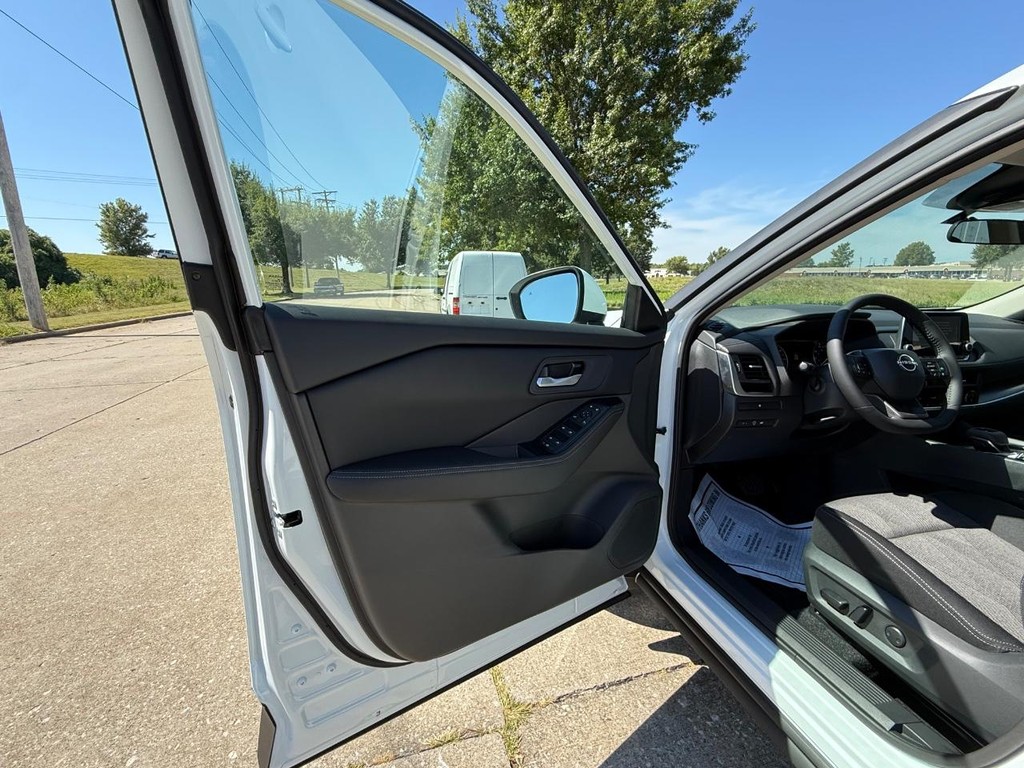 Nissan Rogue Vehicle Full-screen Gallery Image 17