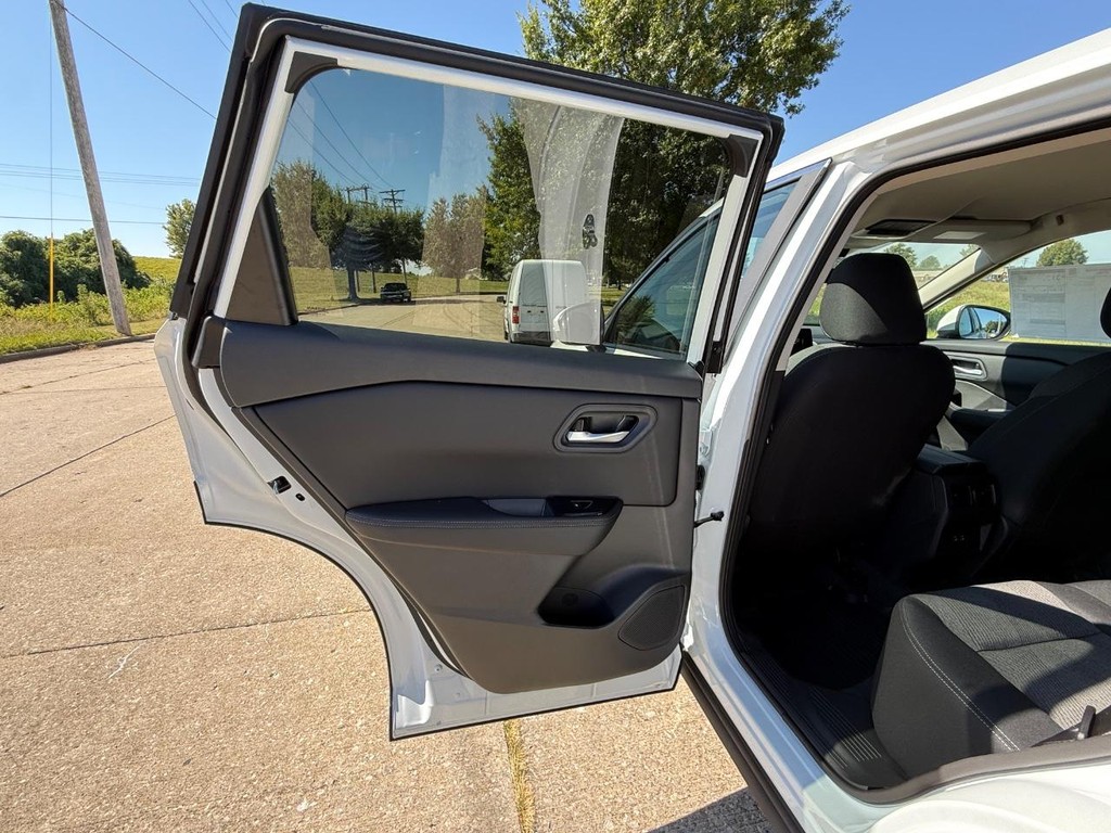 Nissan Rogue Vehicle Full-screen Gallery Image 18