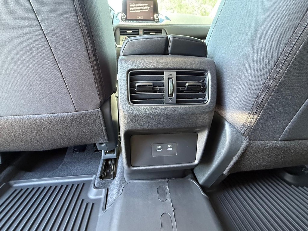 Nissan Rogue Vehicle Full-screen Gallery Image 19