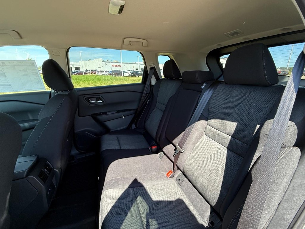 Nissan Rogue Vehicle Full-screen Gallery Image 21