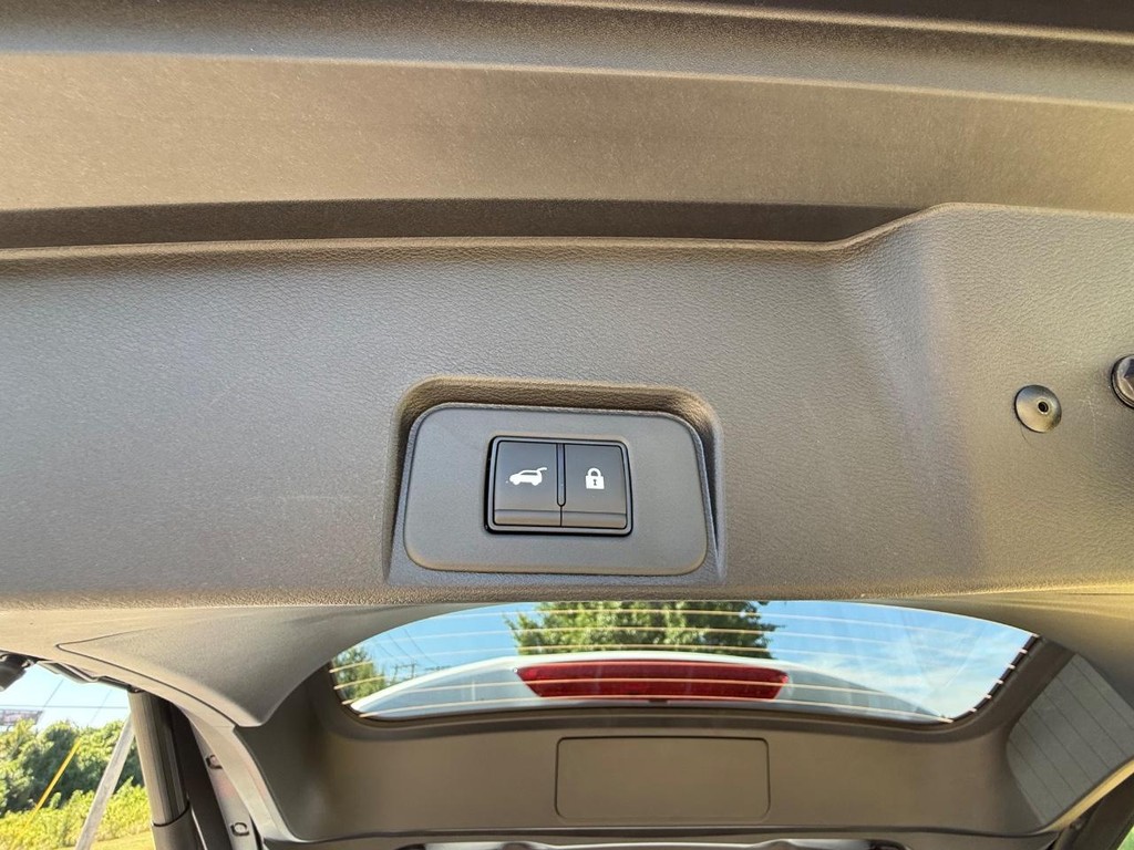 Nissan Rogue Vehicle Full-screen Gallery Image 22