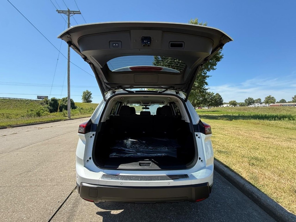 Nissan Rogue Vehicle Full-screen Gallery Image 23