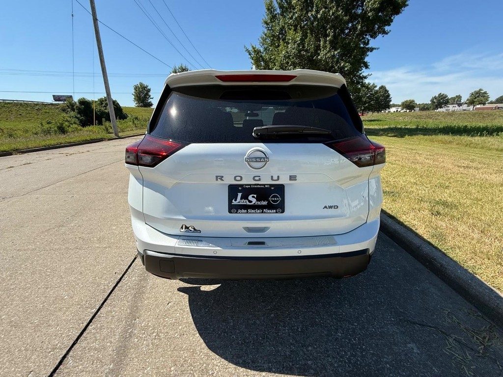 Nissan Rogue Vehicle Full-screen Gallery Image 24