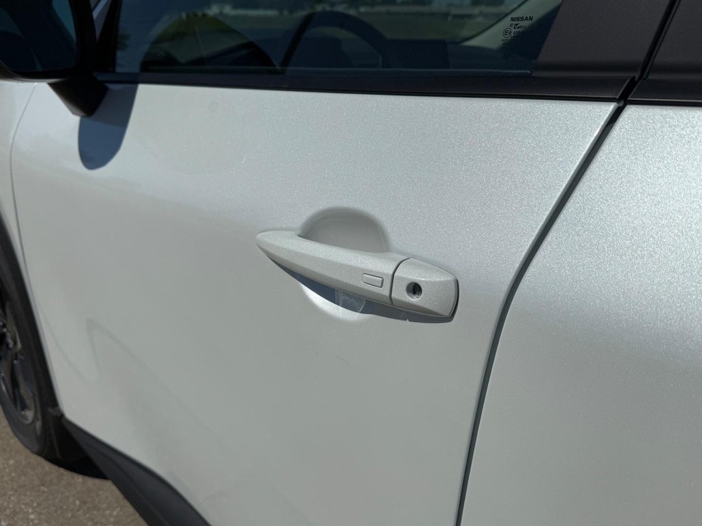 Nissan Rogue Vehicle Full-screen Gallery Image 25