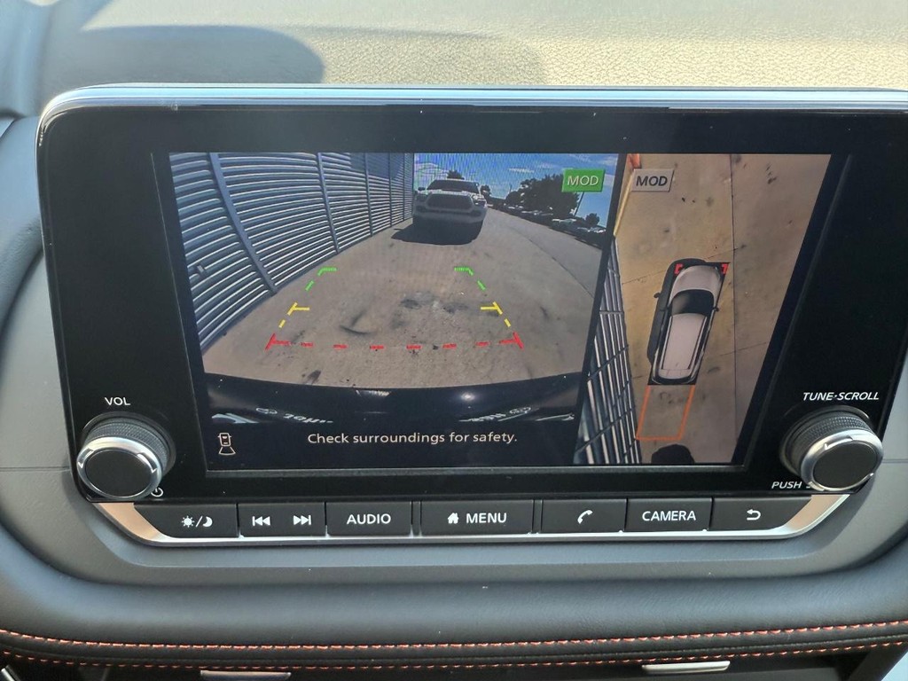 Nissan Rogue Vehicle Full-screen Gallery Image 02