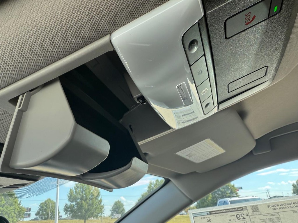 Nissan Rogue Vehicle Full-screen Gallery Image 03