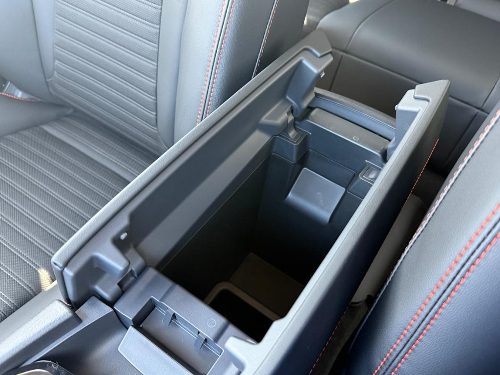 Nissan Rogue Vehicle Full-screen Gallery Image 04