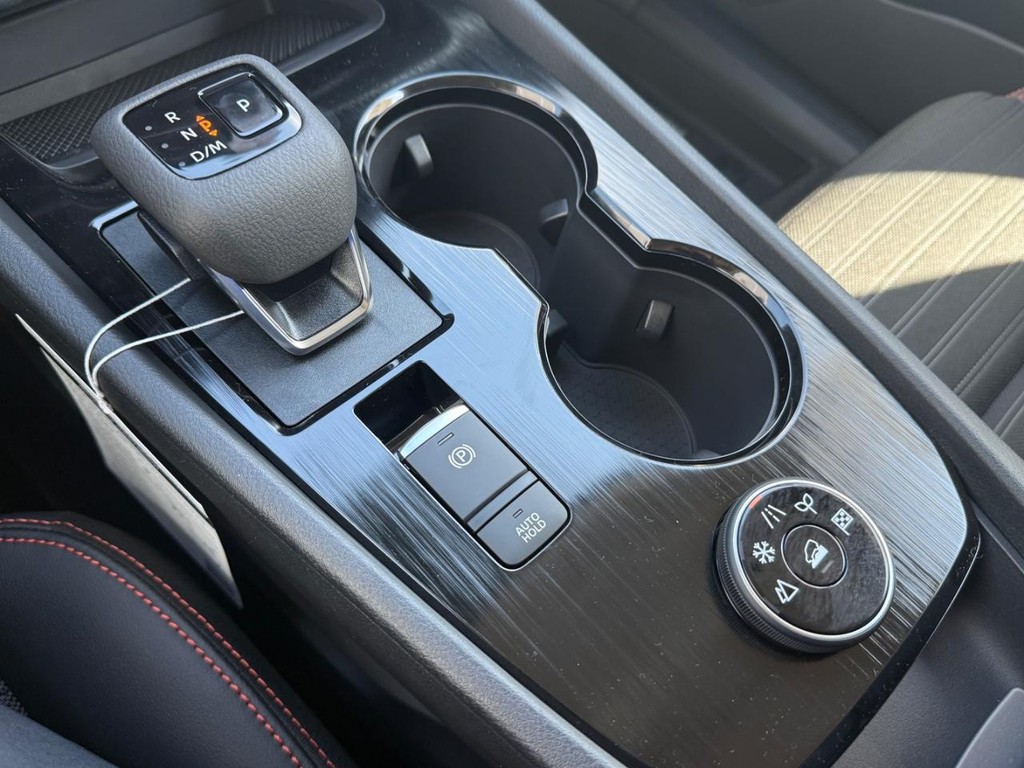 Nissan Rogue Vehicle Full-screen Gallery Image 06