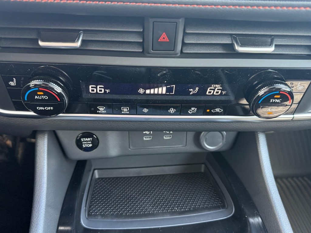 Nissan Rogue Vehicle Full-screen Gallery Image 08