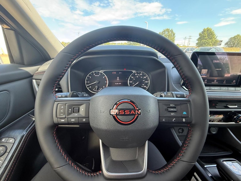 Nissan Rogue Vehicle Full-screen Gallery Image 09