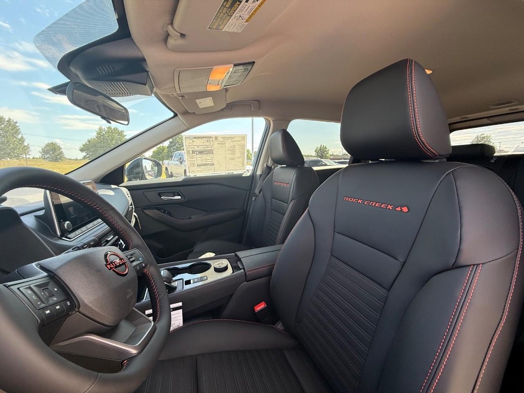 Nissan Rogue Vehicle Full-screen Gallery Image 12