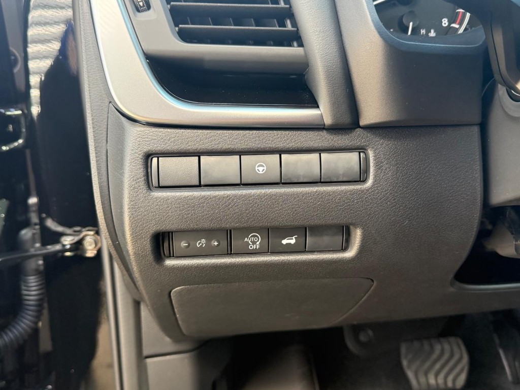 Nissan Rogue Vehicle Full-screen Gallery Image 13