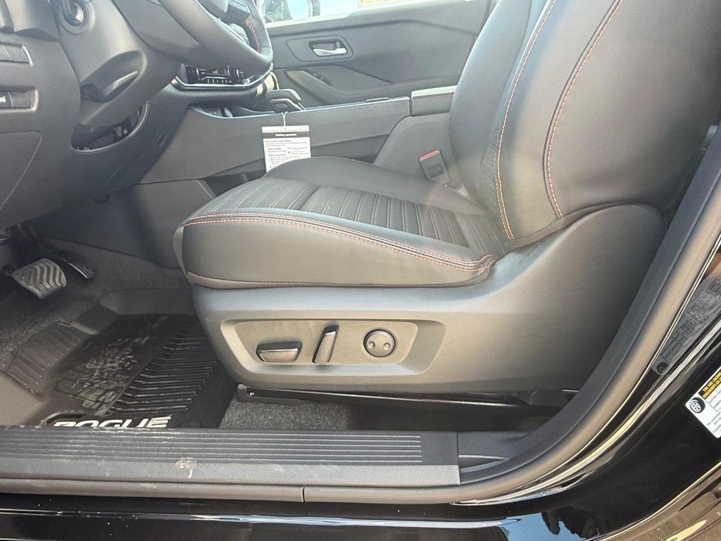 Nissan Rogue Vehicle Full-screen Gallery Image 14