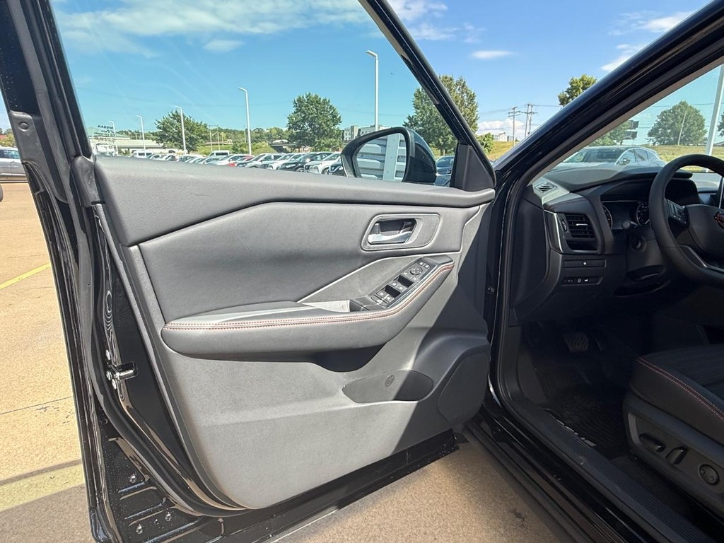 Nissan Rogue Vehicle Full-screen Gallery Image 15