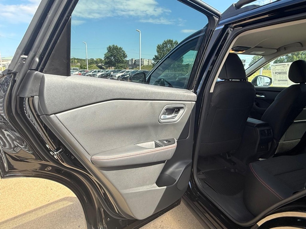 Nissan Rogue Vehicle Full-screen Gallery Image 16