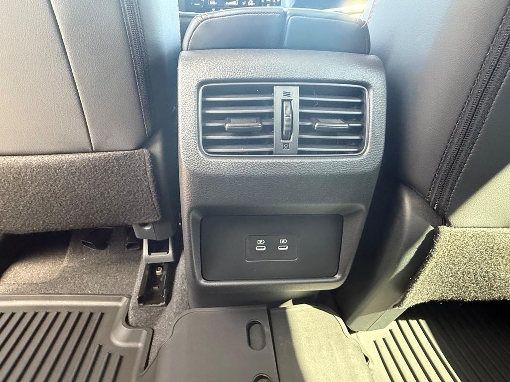 Nissan Rogue Vehicle Full-screen Gallery Image 17