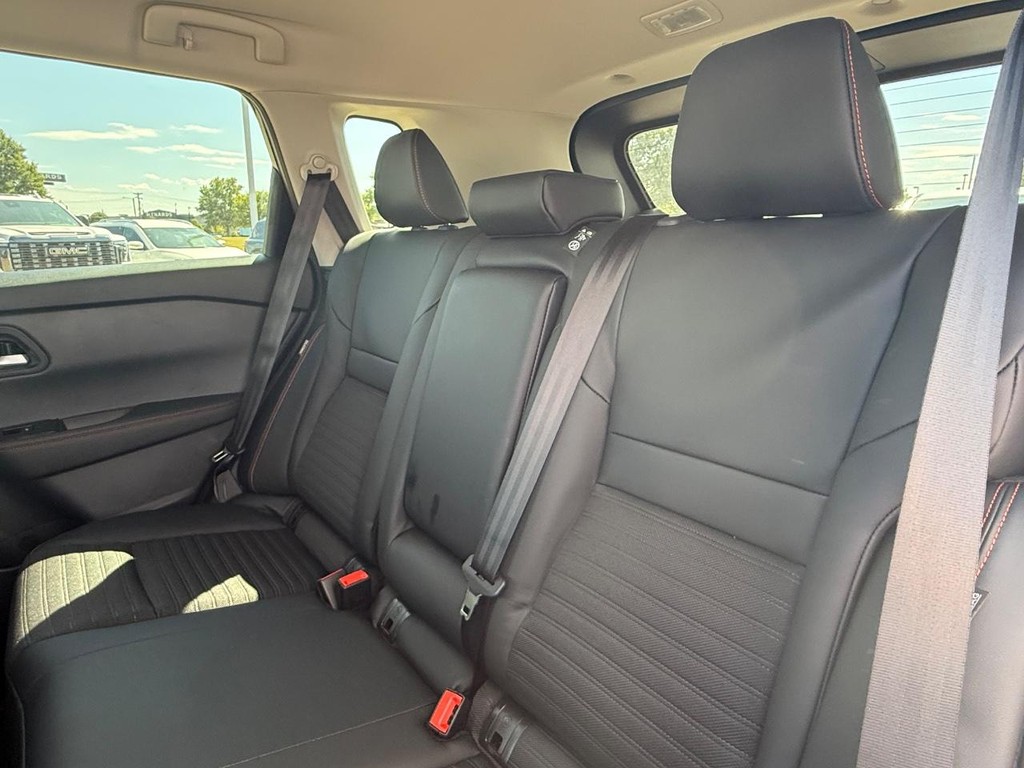 Nissan Rogue Vehicle Full-screen Gallery Image 19