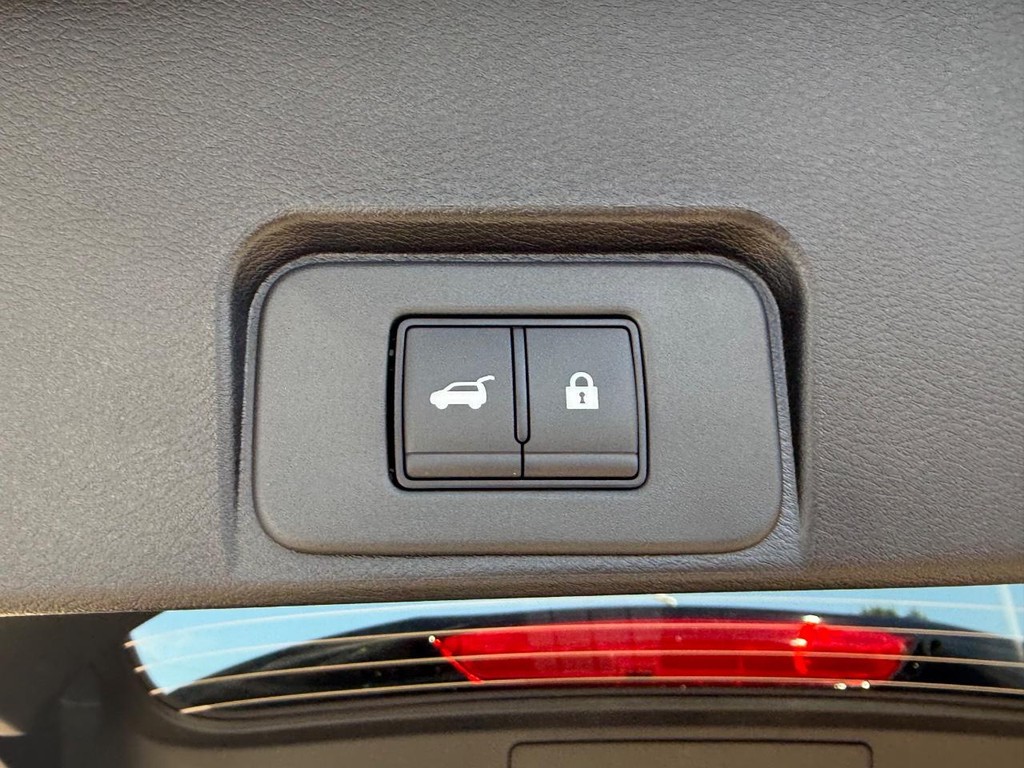 Nissan Rogue Vehicle Full-screen Gallery Image 20