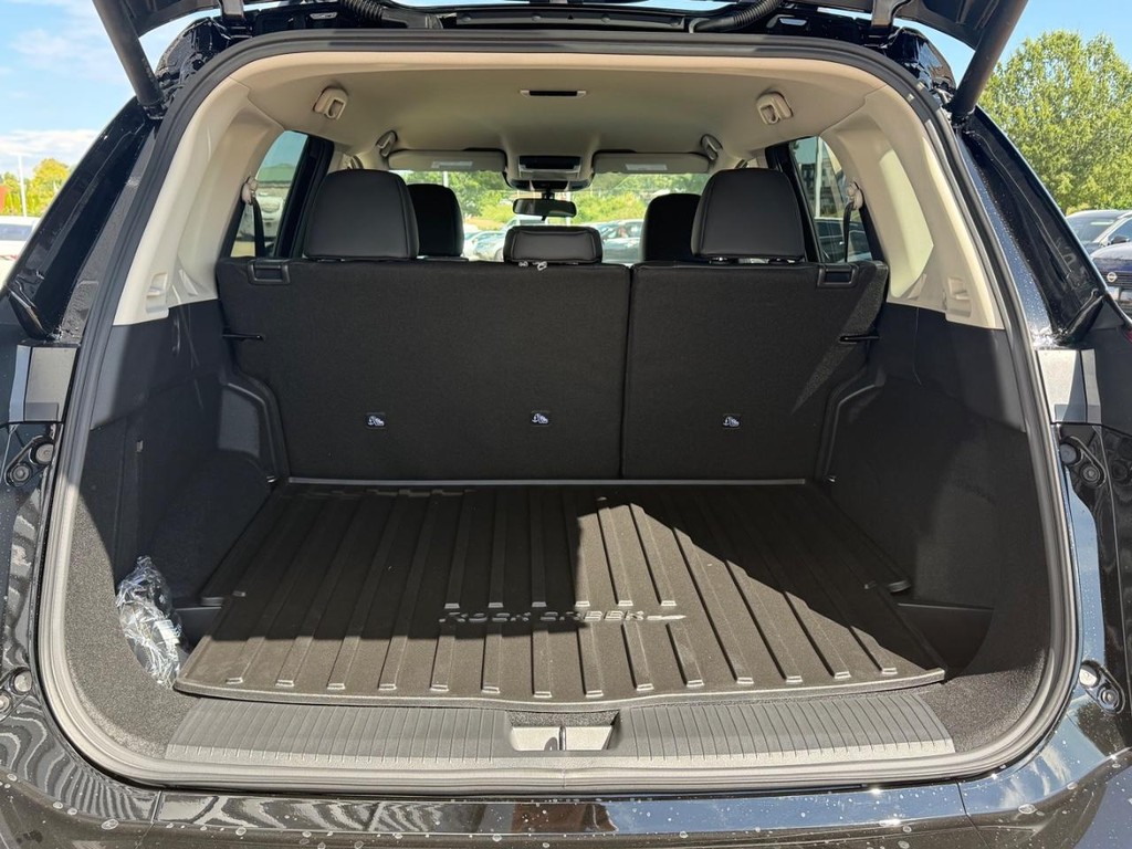 Nissan Rogue Vehicle Full-screen Gallery Image 21