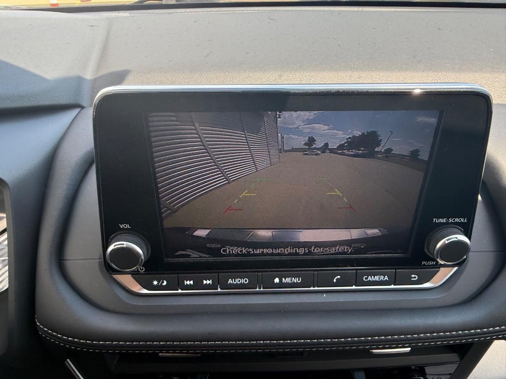 Nissan Rogue Vehicle Full-screen Gallery Image 02