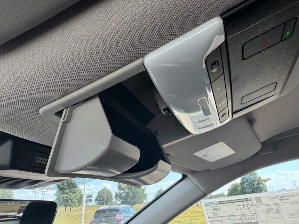 Nissan Rogue Vehicle Full-screen Gallery Image 03