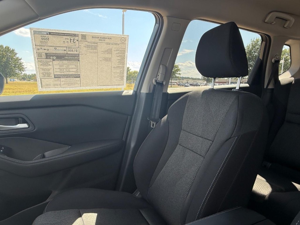 Nissan Rogue Vehicle Full-screen Gallery Image 04