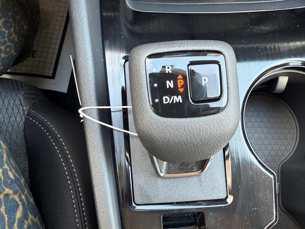 Nissan Rogue Vehicle Full-screen Gallery Image 05