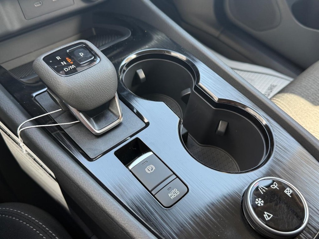 Nissan Rogue Vehicle Full-screen Gallery Image 07