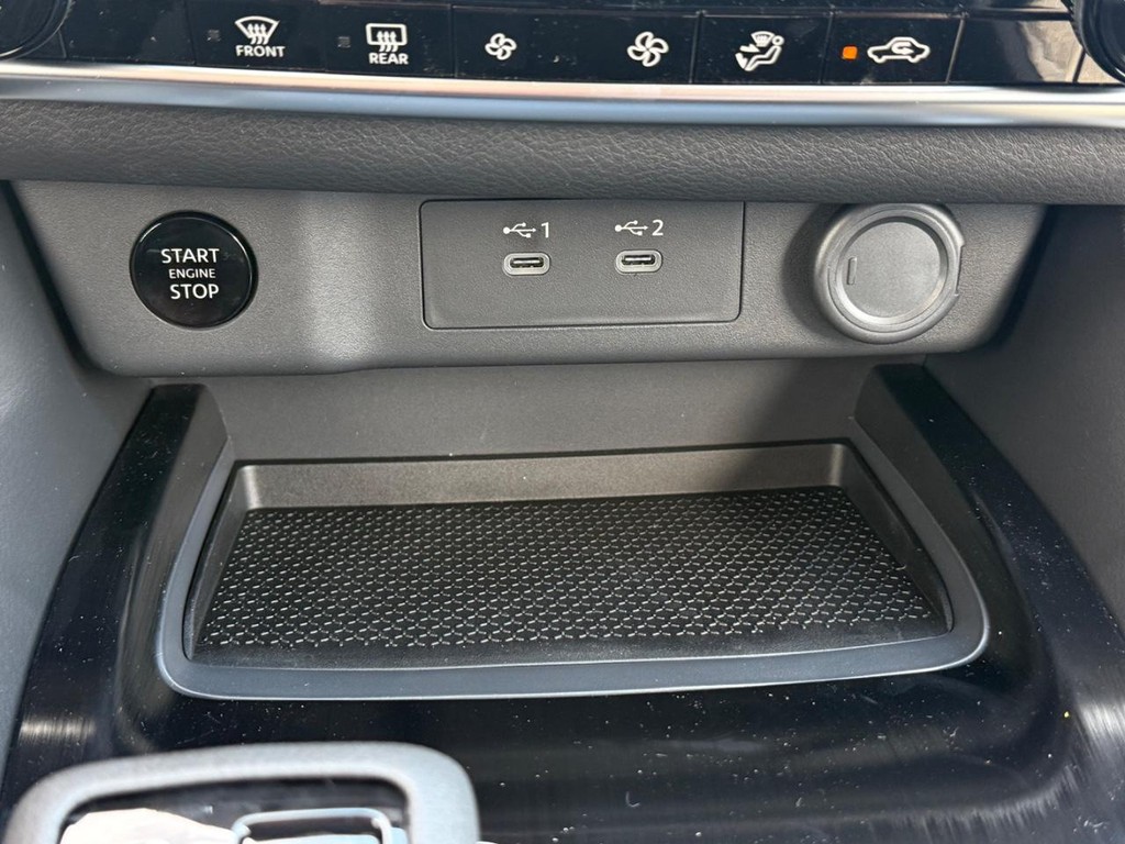 Nissan Rogue Vehicle Full-screen Gallery Image 08