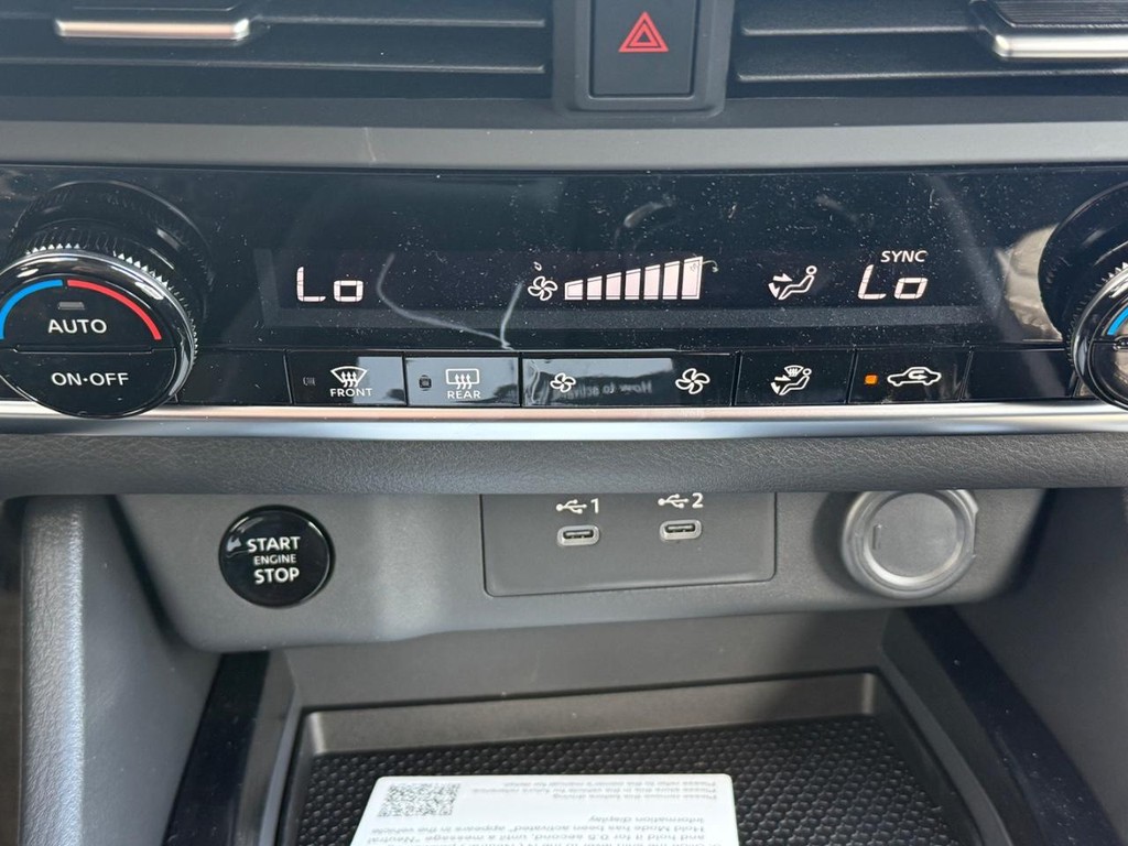 Nissan Rogue Vehicle Full-screen Gallery Image 09