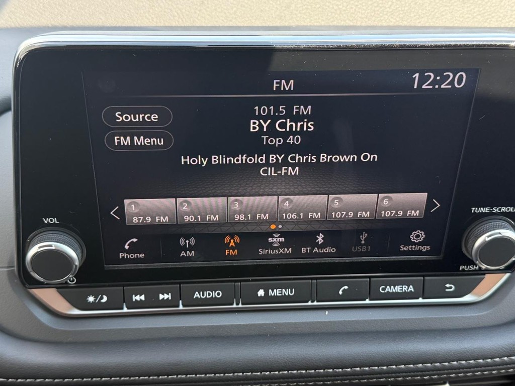 Nissan Rogue Vehicle Full-screen Gallery Image 10