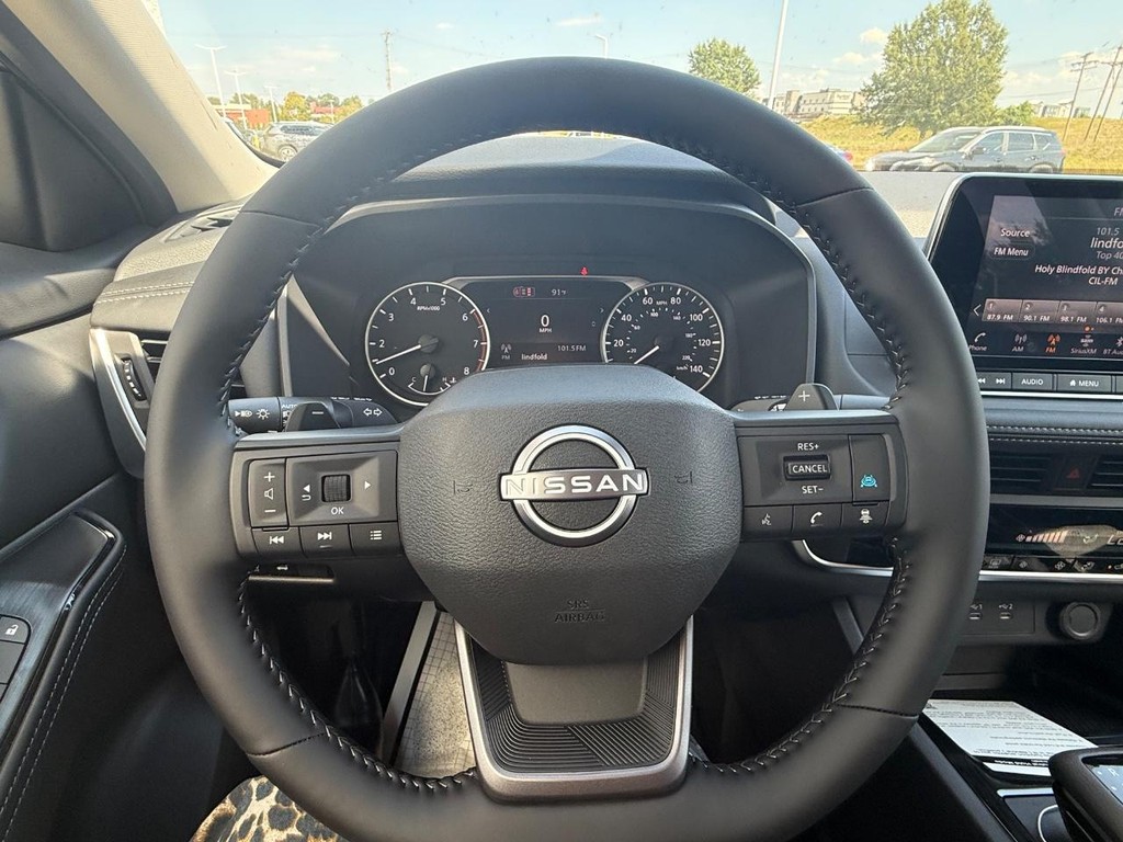 Nissan Rogue Vehicle Full-screen Gallery Image 12