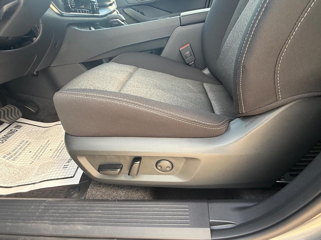 Nissan Rogue Vehicle Full-screen Gallery Image 14