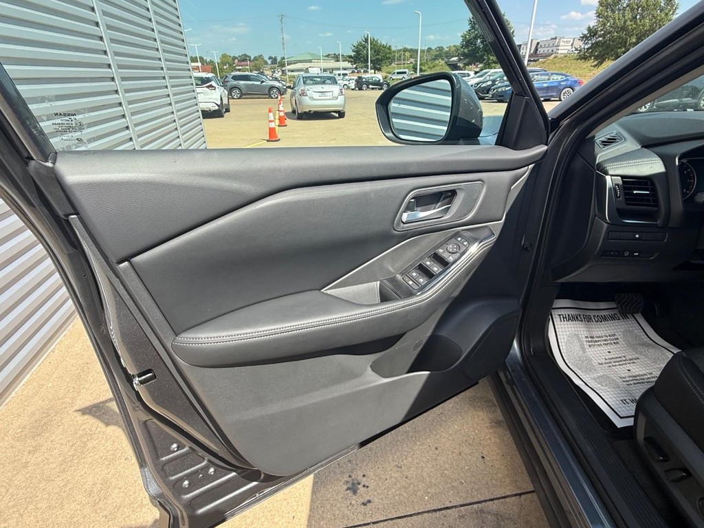 Nissan Rogue Vehicle Full-screen Gallery Image 15