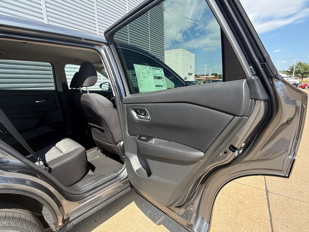 Nissan Rogue Vehicle Full-screen Gallery Image 16