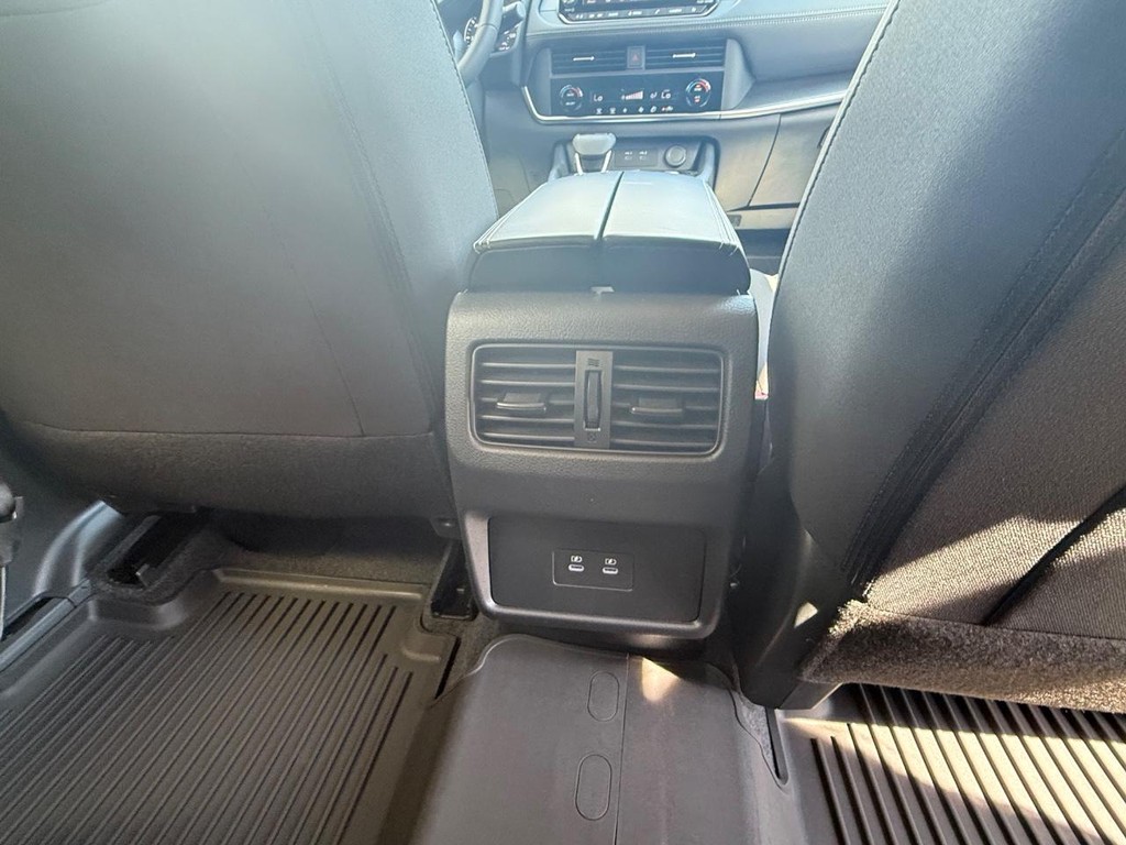 Nissan Rogue Vehicle Full-screen Gallery Image 18